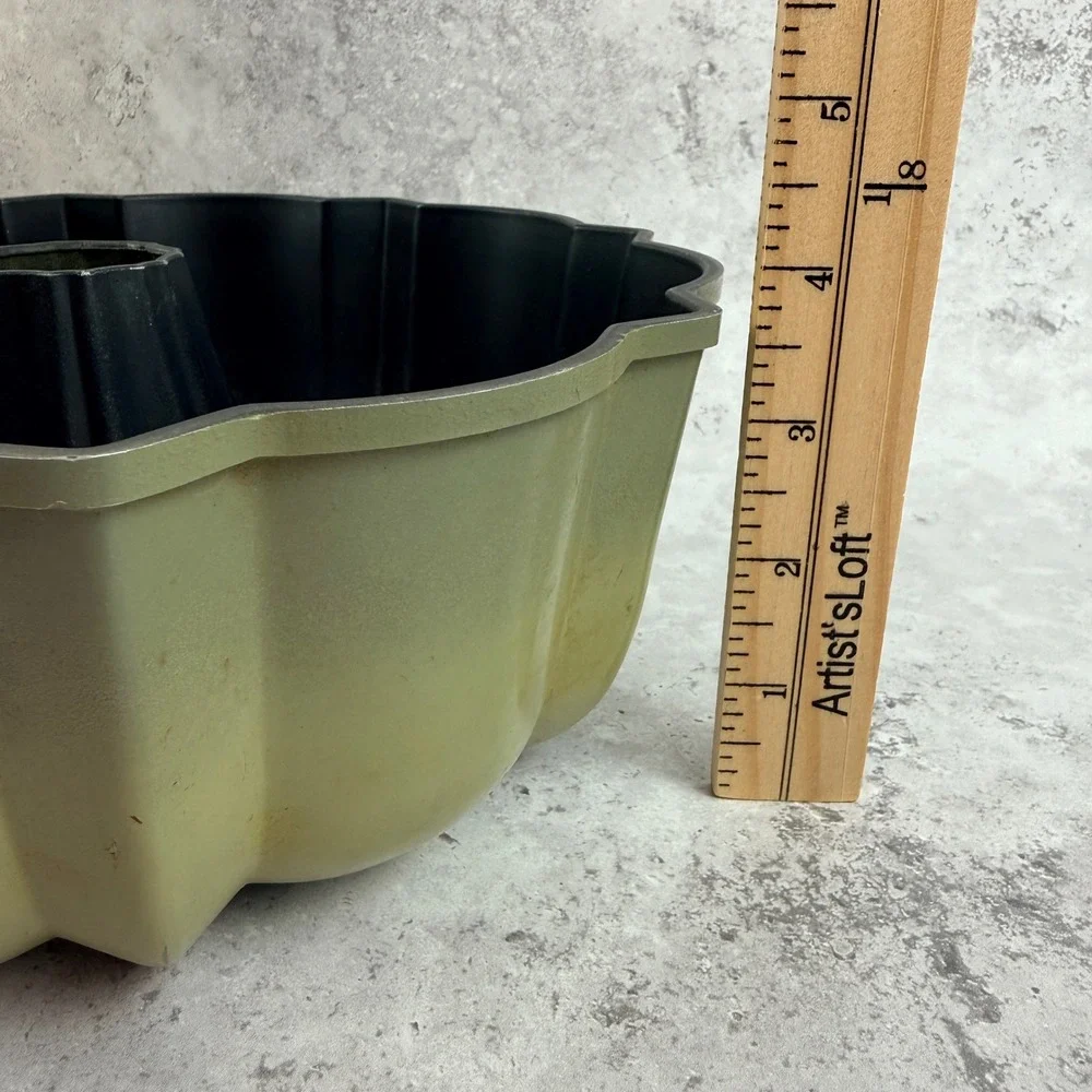 Nordic Ware Bundt Pan Avocado Green‎ 12 Cup Heavy Cast Aluminum Box 1970s